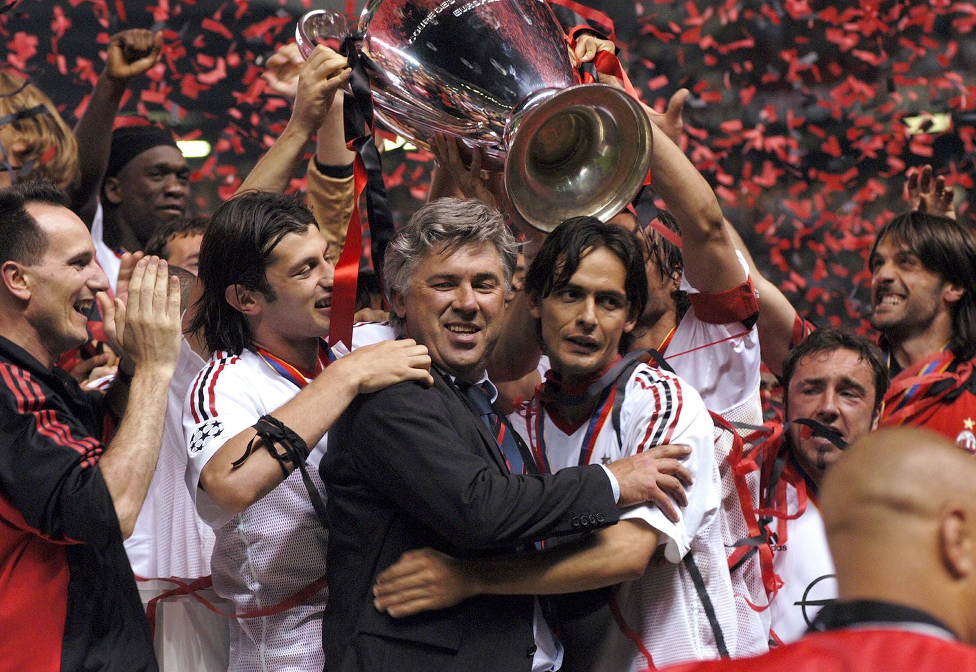 2001 beginnt seine siebeneinhalbjährige Trainerzeit bei Milan. Schon in der Saison 2002/2003 führt er sein Team ins Endspiel der Champions League und bezwingt dort seinen Ex-Klub Juve mit 3:2 im Elfmeterschießen. Damit setzt sich Ancelotti (Mitte, mit Filippo Inzaghi) zum dritten Mal Europas Krone auf, zum ersten Mal als Trainer.