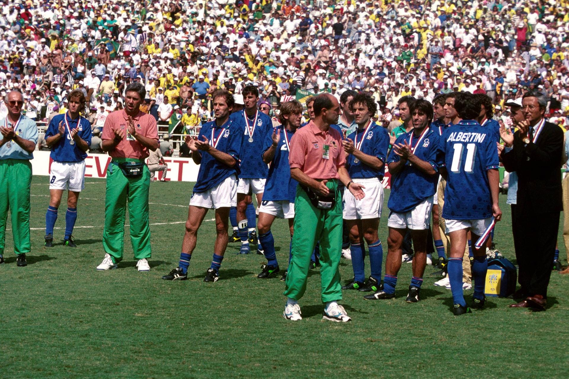 ... Sacchi ist es, der Ancelotti (2.v.li.) 1992 als Co-Trainer zur Nationalmannschaft holt. Gemeinsam führen sie Italien zur WM 1994 in den USA und bis ins Endspiel, wo sie sich allerdings Brasilien im Elfmeterschießen geschlagen geben müssen.