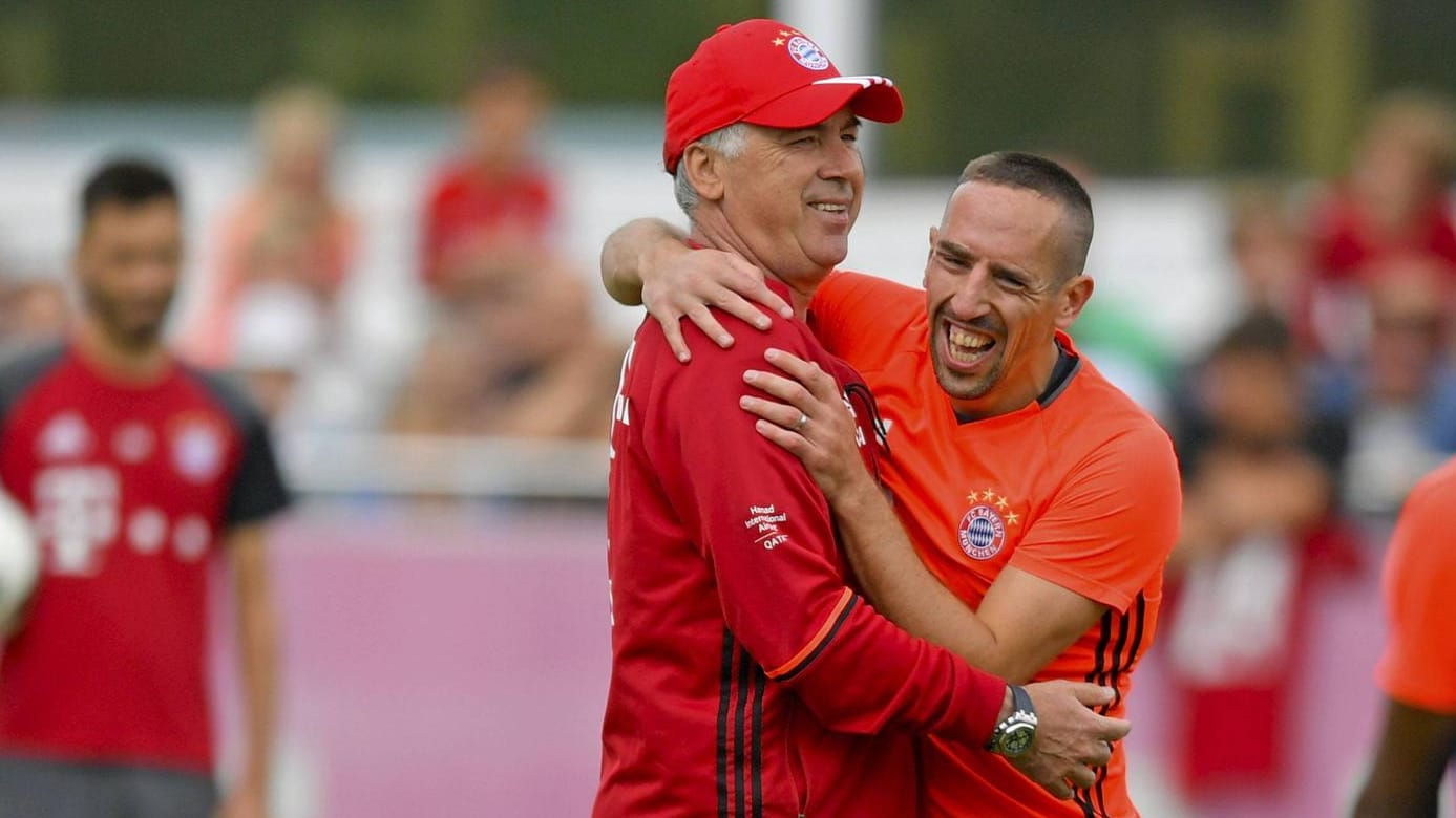 Bayern-Trainer Carlo Ancelotti (li.) wird von Franck Ribéry geherzt. Bayern-Trainer Carlo Ancelotti (li.) wird von Franck Ribéry geherzt.