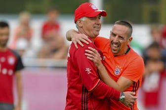 Bayern-Trainer Carlo Ancelotti (li.) wird von Franck Ribéry geherzt.