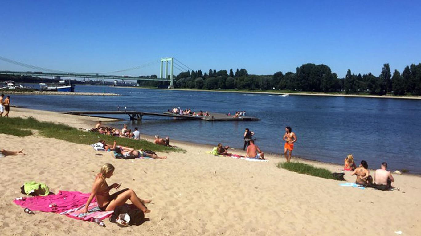 Der Rheinstrand von Köln-Rodenkirchen: Beim Schwimmen ist Vorsicht geboten - die Strömung ist ausgesprochen stark.