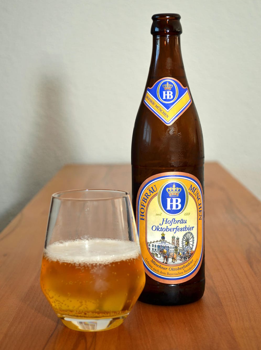 Auch das Hofbräu-Bier hat einen eher wenig prägnanten Charakter – in der Blindverkostung dürfte es für einen Biersommelier schwer sein, es zu erkennen. Doch den Festzelt-Gästen schmeckt's.