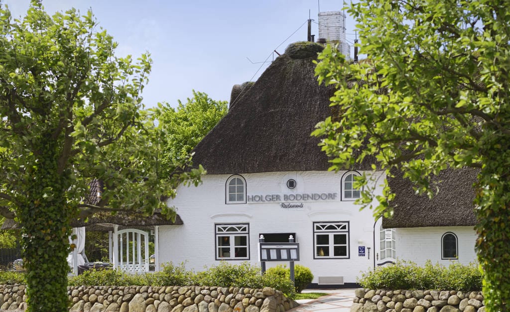 Im Herzen der Insel Sylt überzeugt das "Landhaus Stricker" mit Eleganz und dem Sternerestaurant "Bodendorf's".