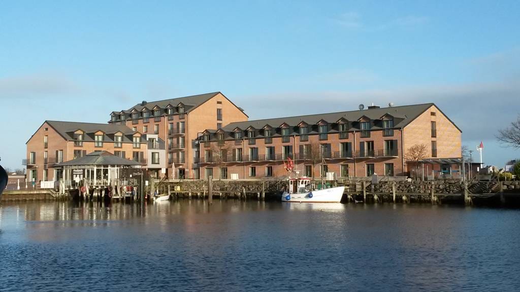 Das "Hafenhotel Meereszeiten" in Heiligenhafen macht seinem Namen alle Ehre: Aus dem Fenster sieht man auf der einen Seite einen alten, stimmungsvollen Fischereihafen, auf der anderen einen modernen Yachthafen.