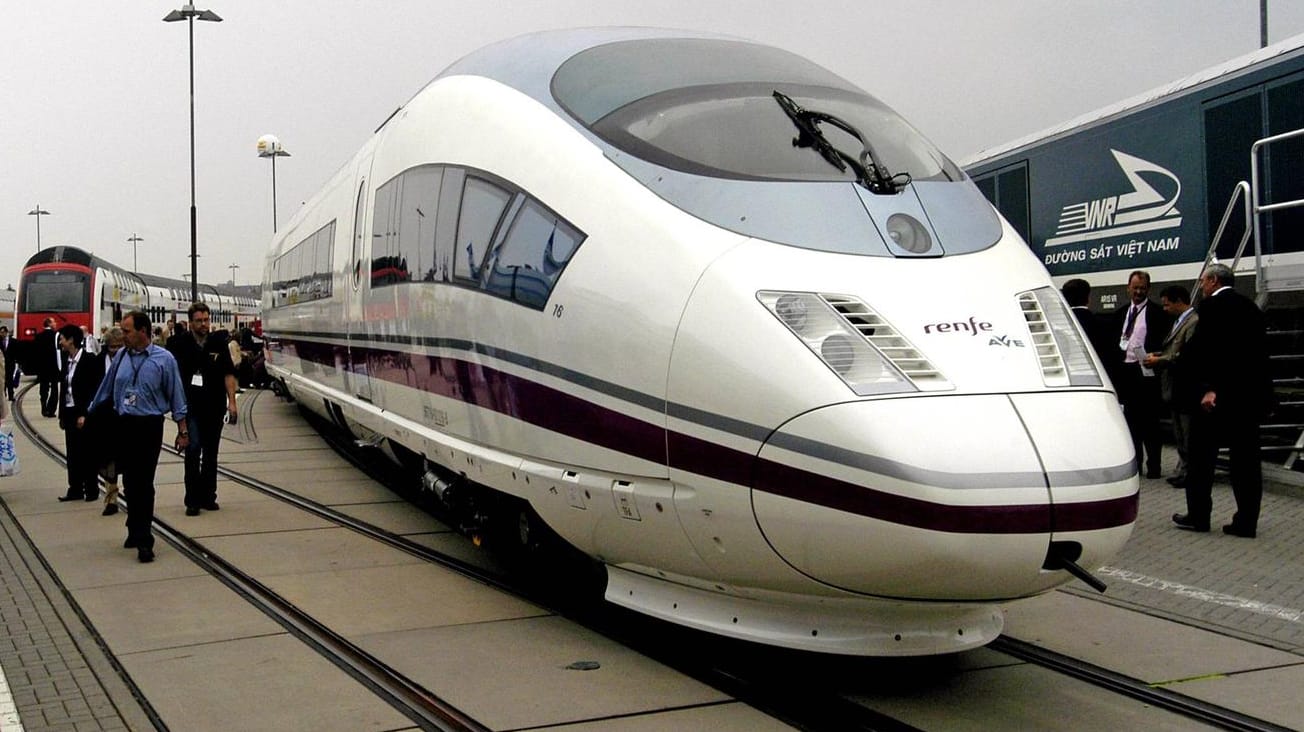 Zug mit Renfe-Schriftzug auf einer Bahn-Messe in Berlin.