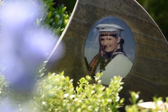 Das Grab von Jenny Böken, deren Tod für ihre Eltern noch immer viele Fragen aufwirft.