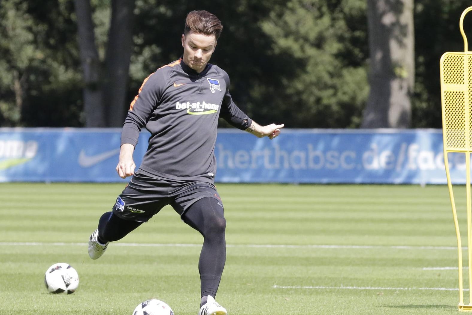 Im Moment darf Alexander Baumjohann seine Schussqualitäten nur auf dem Trainingsplatz zeigen.