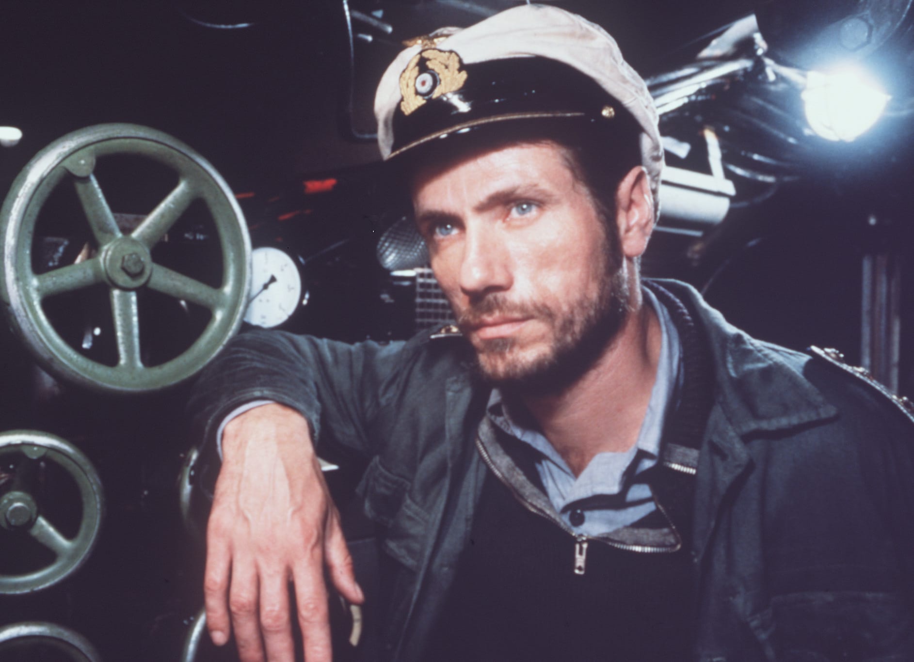 Jürgen Prochnow spielte die Hauptrolle in dem Petersen-Film, den Kommandanten ohne Namen, der von seiner Mannschaft respektvoll "Herr Kaleun" (von Kapitänleutnant) oder schlicht "Der Alte" genannt wurde.