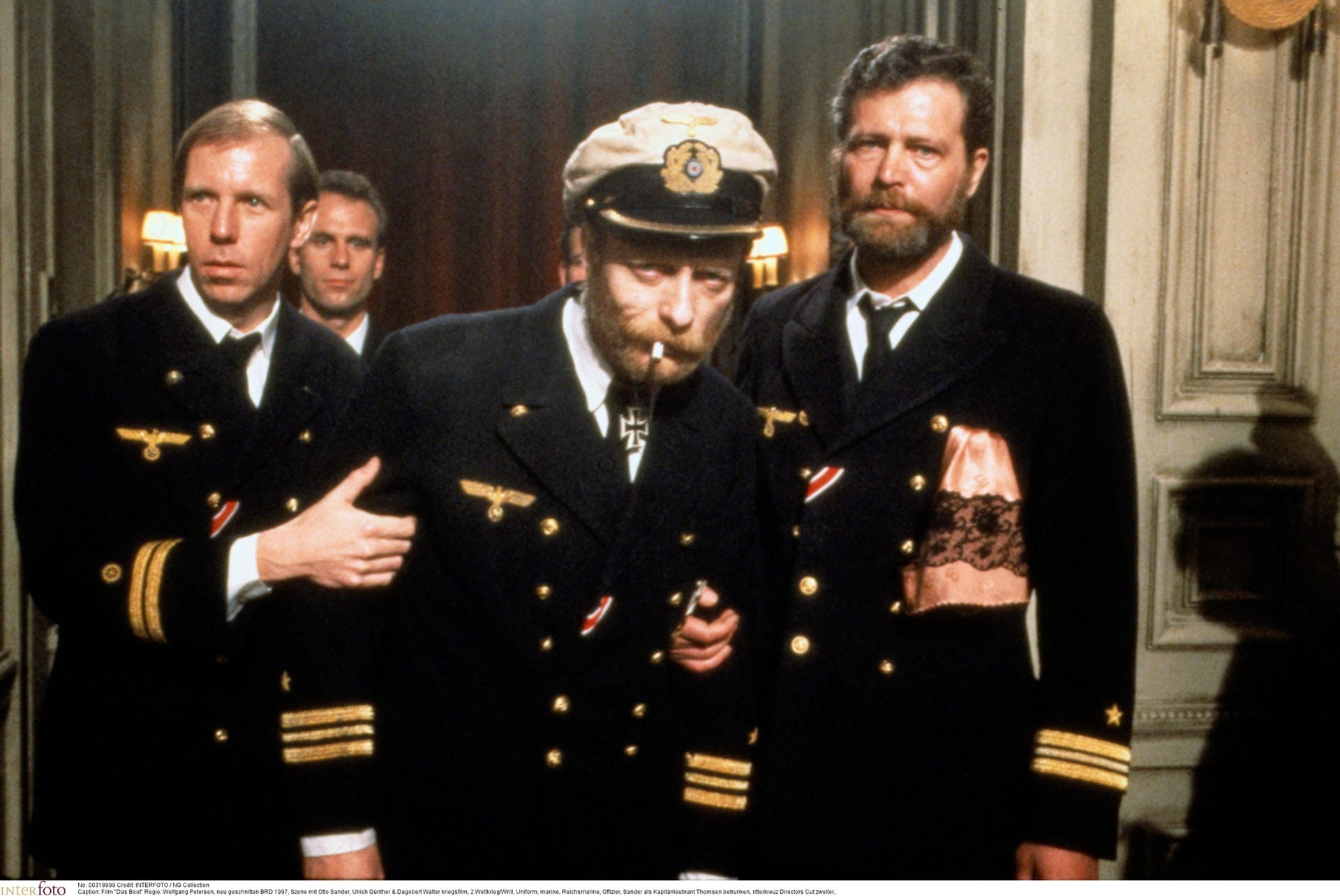 Auch Otto Sander (Mitte) gehörte 1981 bereits zu den bekannten Schauspielern der deutschen Filmszene. In "Das Boot" spielte er den vom Krieg desillusionierten Kapitän Philipp Thomsen, einen Freund des "Alten". Zu Beginn des Films hat Sander beim deftigen Gelage im Hafen von La Rochelle sturzbetrunken einen denkwürdigen Auftritt.