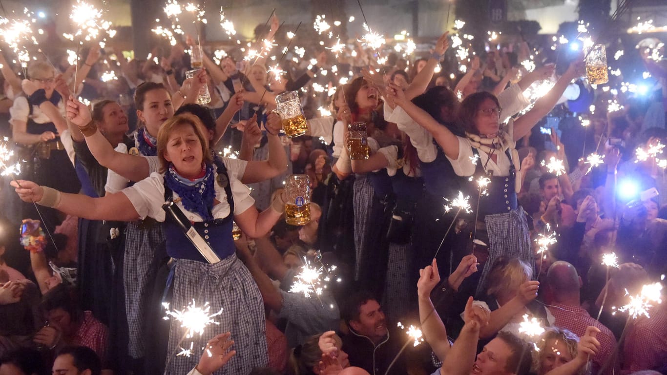 Partystimmung im Bierzelt auf dem Münchener Oktoberfest.
