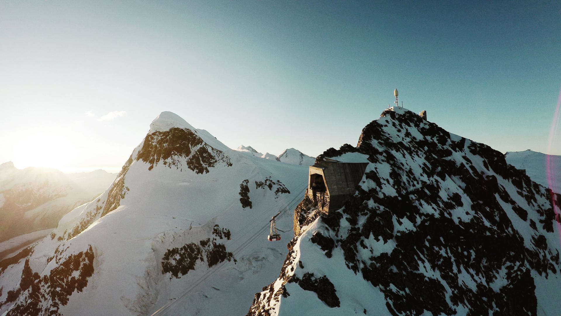 Höher hinaus als am Klein Matterhorn kommt man in den Alpen mit keiner Bergbahn.