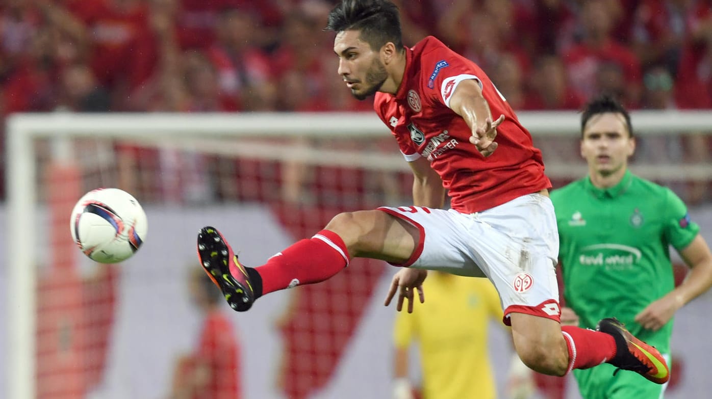 Der Mainzer Suat Serdar versucht den Ball zu kontrollieren.