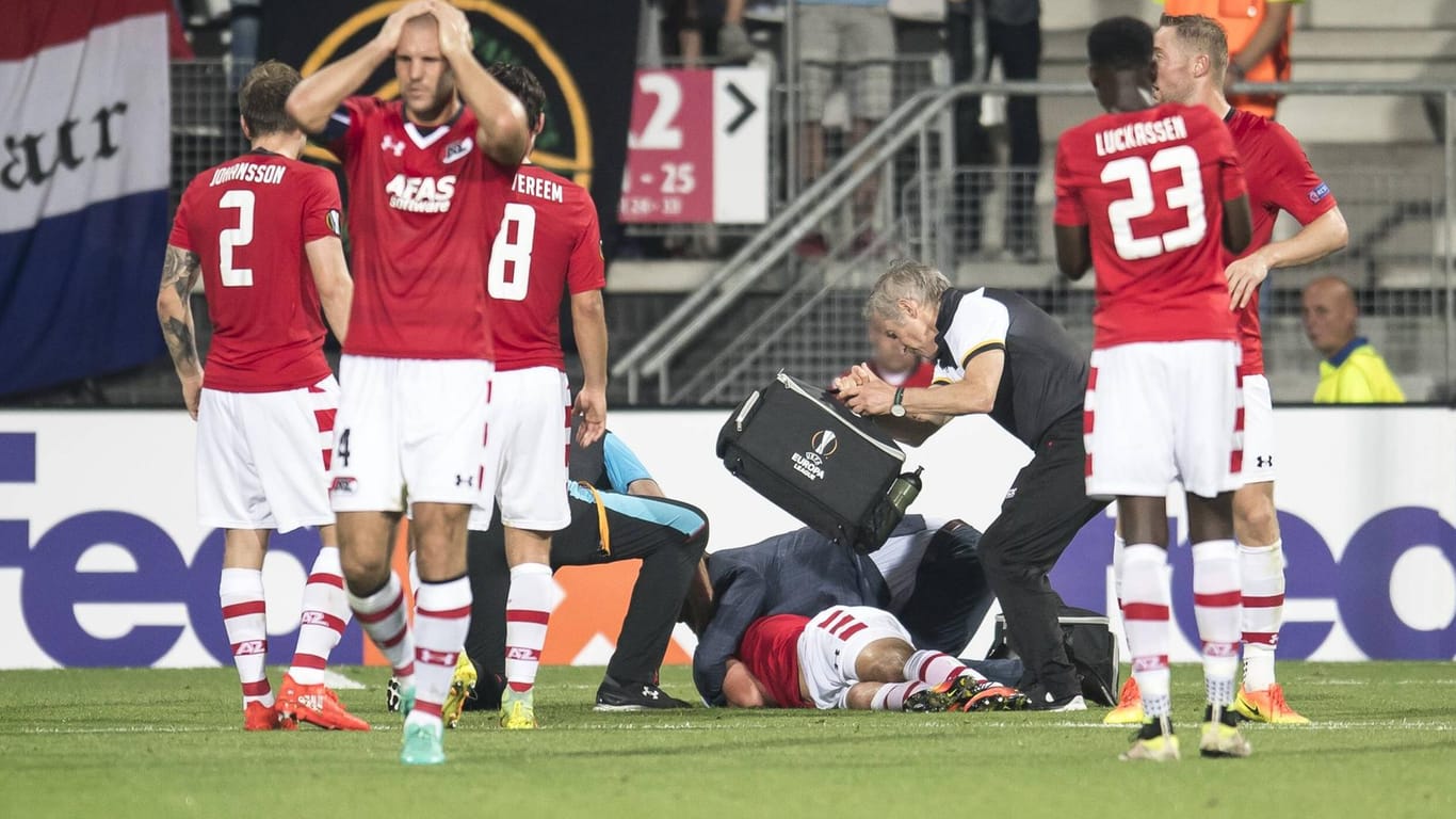 Stijn Wuytens (am Boden) wird behandelt, seine Mitspieler sind geschockt.