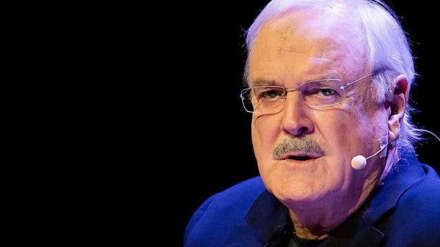 John Cleese hat mit der Truppe Monty Python die Kunst des hintersinnigen schwarzen Humors perfektioniert. John Cleese hat mit der Truppe Monty Python die Kunst des hintersinnigen schwarzen Humors perfektioniert.