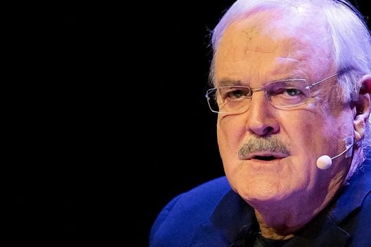 John Cleese hat mit der Truppe Monty Python die Kunst des hintersinnigen schwarzen Humors perfektioniert.