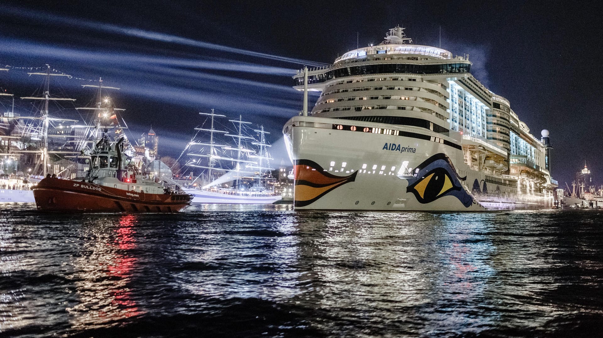 Das Kreuzfahrtschiff "Aida Prima" wird sich aus Hamburg verabschieden.