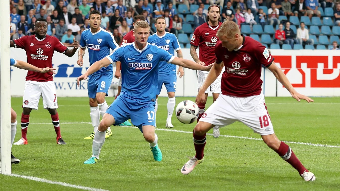 Hanno Behrens vom 1. FC Nürnberg (re.) schirmt den Ball vor Pawel Dawidowicz ab.