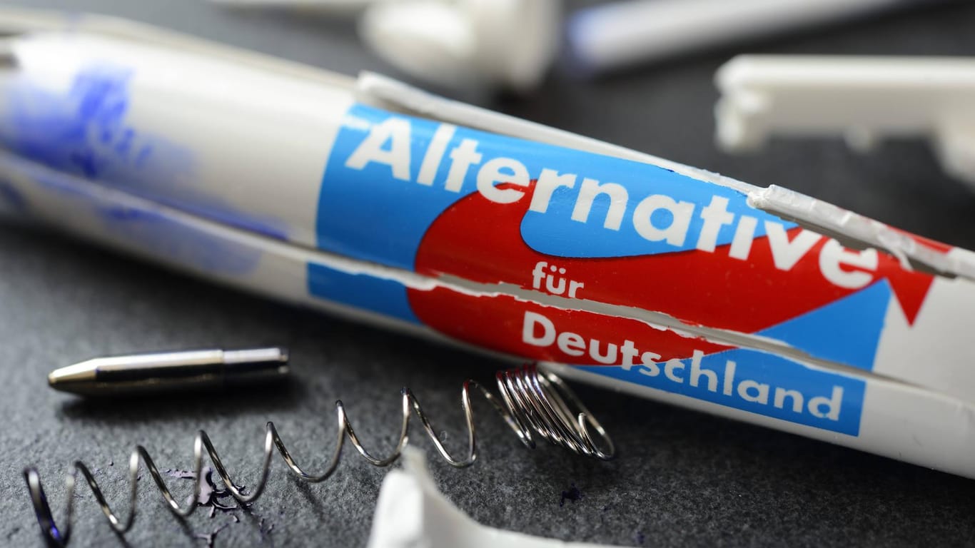 Ein kaputter Kugelschreiber der AfD als Symbol für umstrittene Plakatwerbung der Rechtspopulisten.