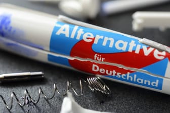 Ein kaputter Kugelschreiber der AfD als Symbol für umstrittene Plakatwerbung der Rechtspopulisten.