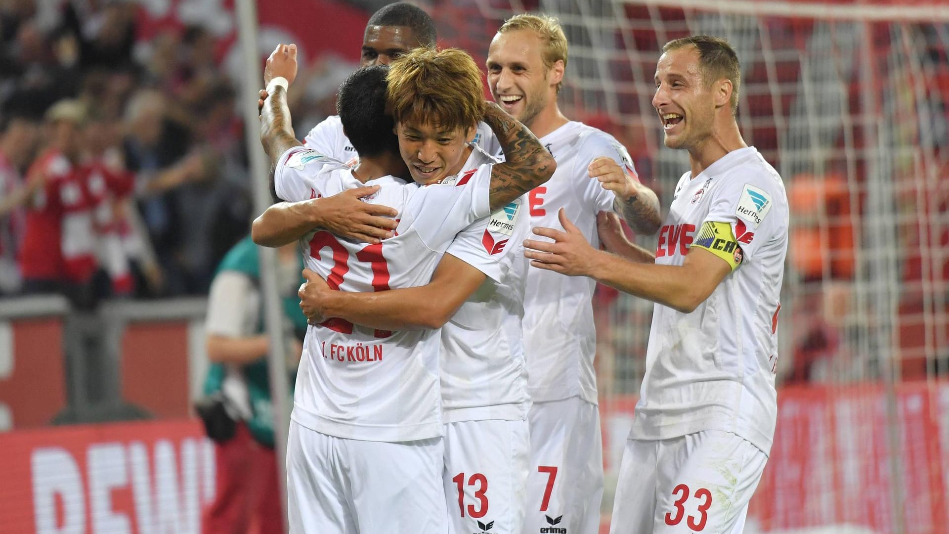 Beim 1. FC Köln freuen sie sich über drei Punkte und die Tabellenführung. Beim 1. FC Köln freuen sie sich über drei Punkte und die Tabellenführung.