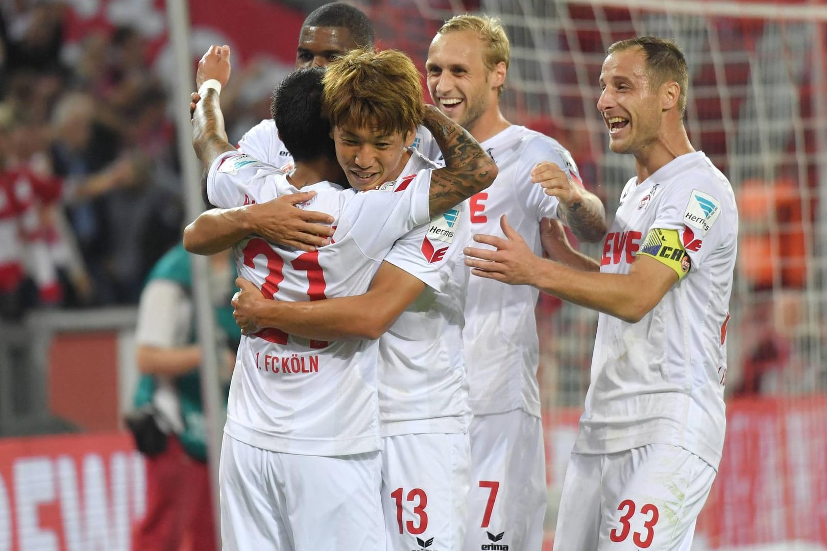 Beim 1. FC Köln freuen sie sich über drei Punkte und die Tabellenführung.