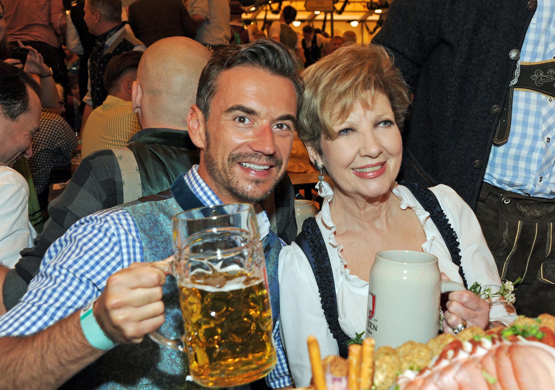 Florian Silbereisen feierte den Wiesn-Auftakt mit Moderatorin Carolin Reiber.
