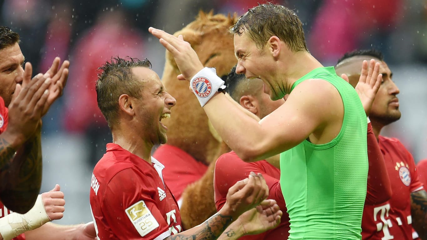 Torschütze Rafinha (li.) feiert mit Bayern-Keeper Manuel Neuer.