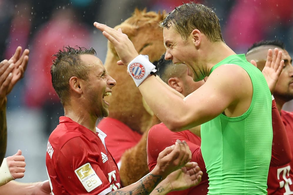 Torschütze Rafinha (li.) feiert mit Bayern-Keeper Manuel Neuer.