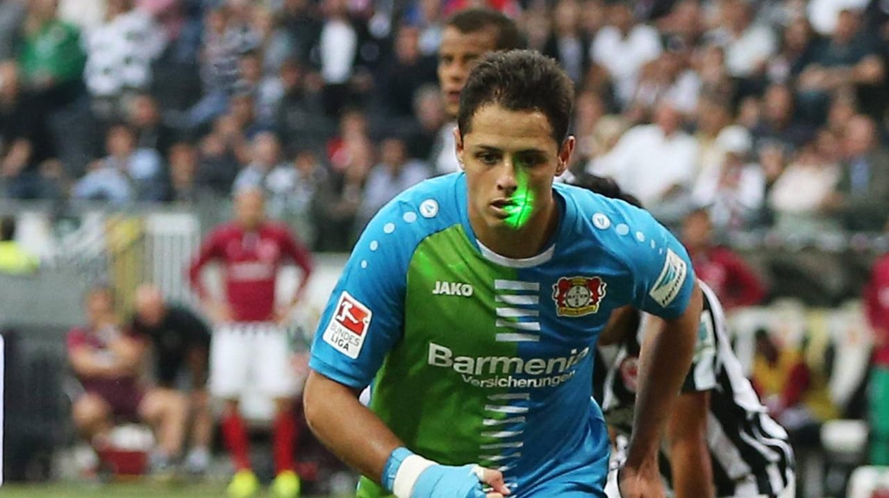 Deutlich ist der Laser auf dem Gesicht von Chicharito zu sehen. Deutlich ist der Laser auf dem Gesicht von Chicharito zu sehen.