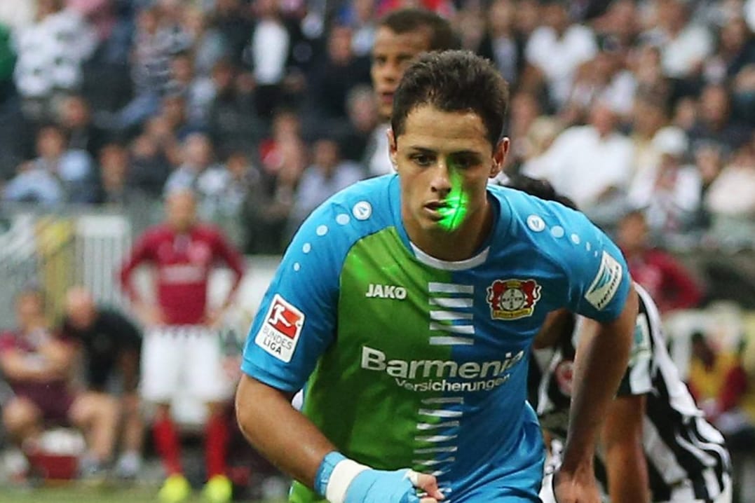 Deutlich ist der Laser auf dem Gesicht von Chicharito zu sehen.