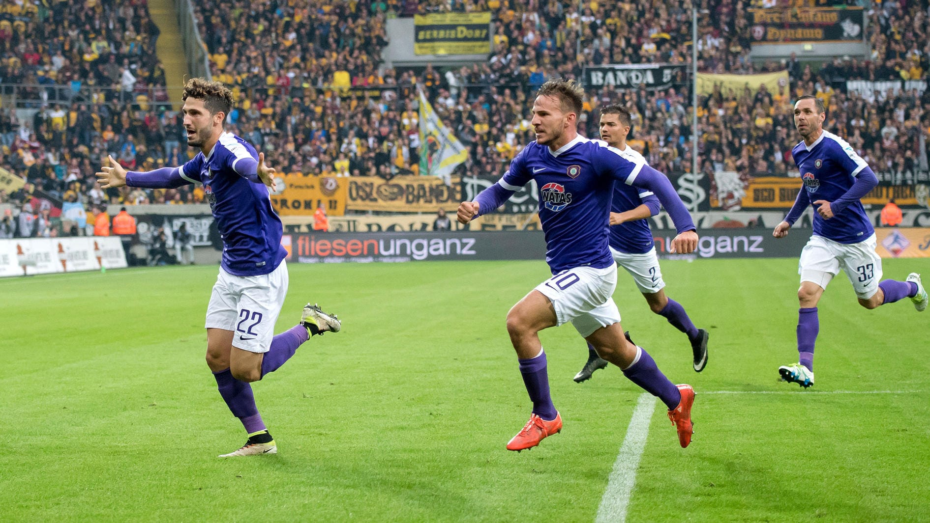Derbysieger: Der FC Erzgebirge Aue (links Torschütze Fabio Kaufmann) setzte sich in Dresden durch. Derbysieger: Der FC Erzgebirge Aue (links Torschütze Fabio Kaufmann) setzte sich in Dresden durch.