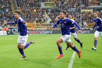 Derbysieger: Der FC Erzgebirge Aue (links Torschütze Fabio Kaufmann) setzte sich in Dresden durch.