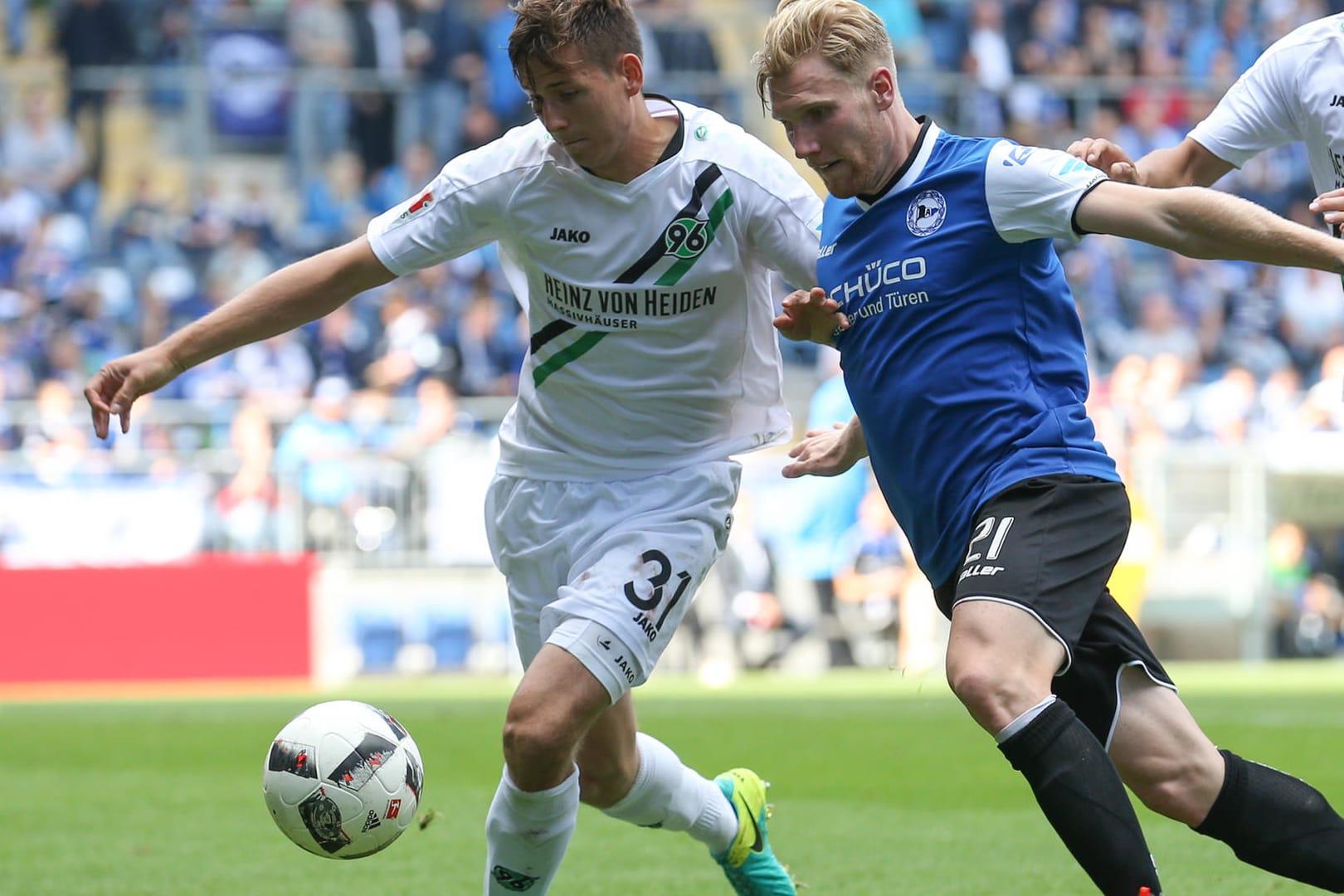 2. Bundesliga, Arminia Bielefeld - Hannover 96 in der Schüco Arena in Bielefeld (Nordrhein-Westfalen).