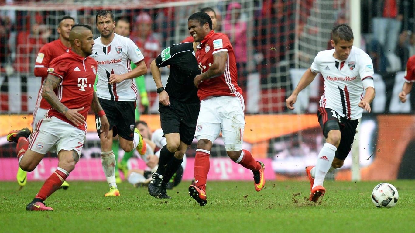 Schmerzhafter Moment: Douglas Costa (Mitte) verletzt sich im Spiel des FC Bayern gegen den FC Ingolstadt.