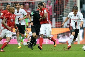 Schmerzhafter Moment: Douglas Costa (Mitte) verletzt sich im Spiel des FC Bayern gegen den FC Ingolstadt.
