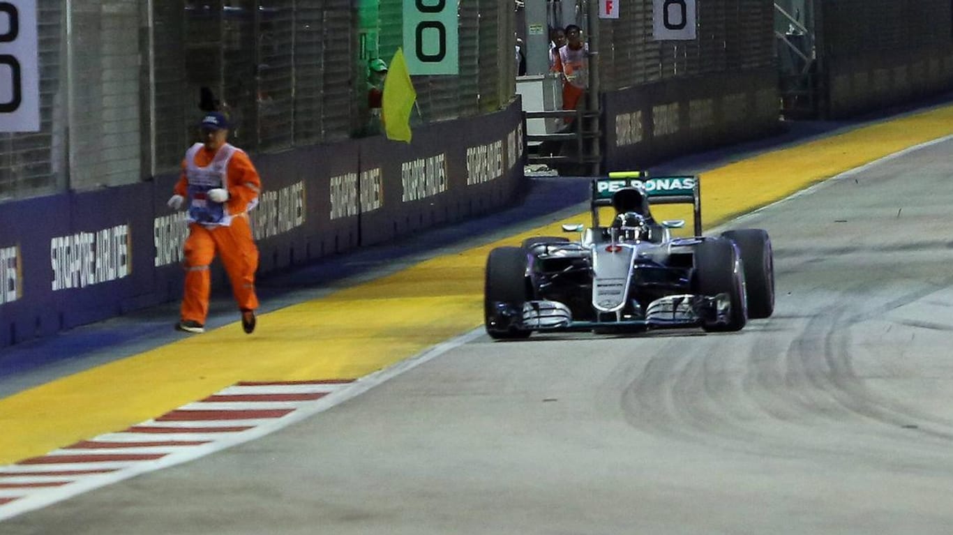 Nico Rosberg im Mercedes kam dem Streckenposten bedenklich nahe.