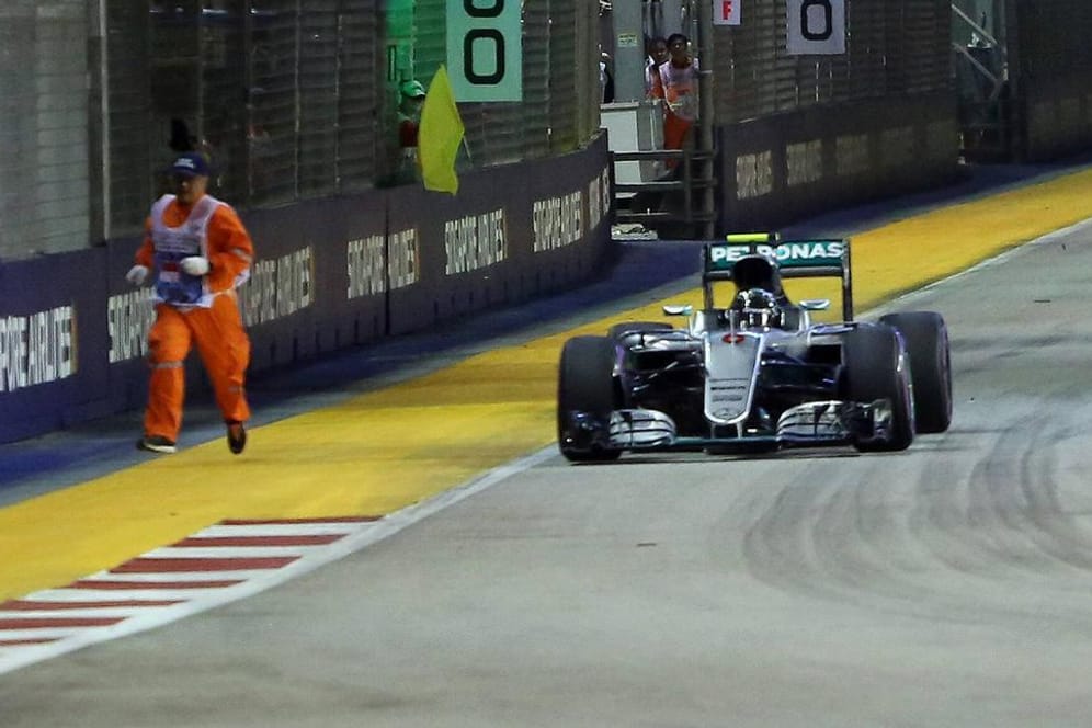 Nico Rosberg im Mercedes kam dem Streckenposten bedenklich nahe.