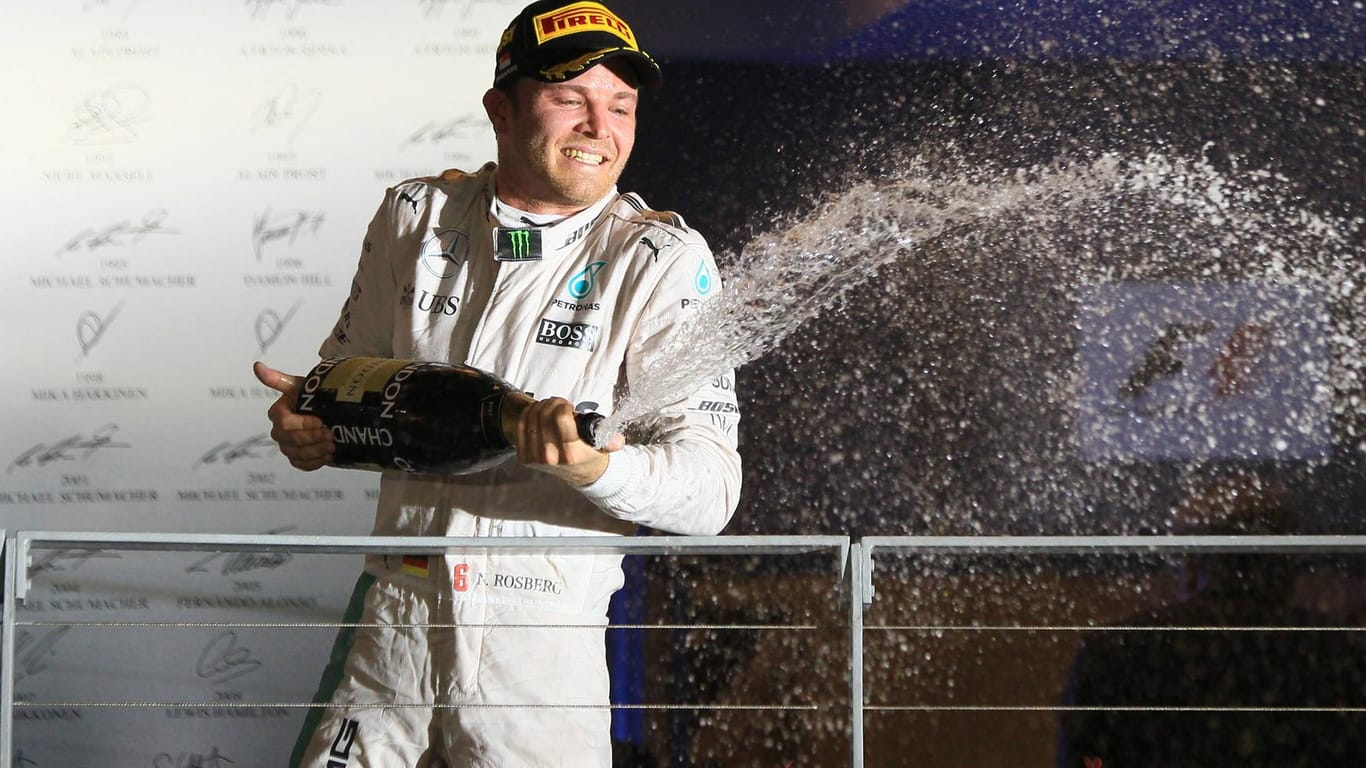 Obligatorische Sektdusche: Nico Rosberg feiert seinen Sieg in Singapur.