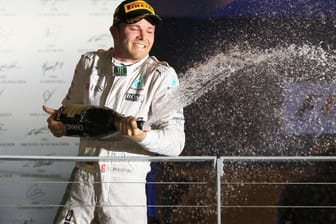 Obligatorische Sektdusche: Nico Rosberg feiert seinen Sieg in Singapur.