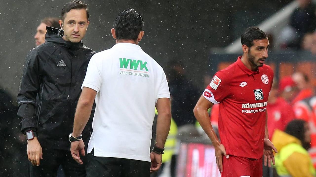 Der Mainzer Jose Rodriguez (rechts) muss nach seinem brutalen Foul vom Platz.