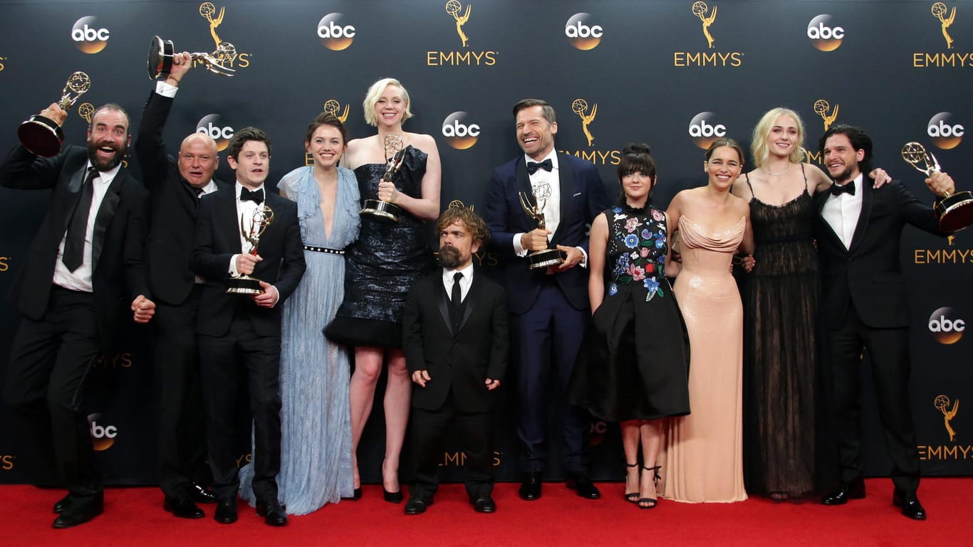 Cast und Crew von "Game of Thrones" freuen sich über ihre Emmys.