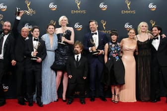 Cast und Crew von "Game of Thrones" freuen sich über ihre Emmys.