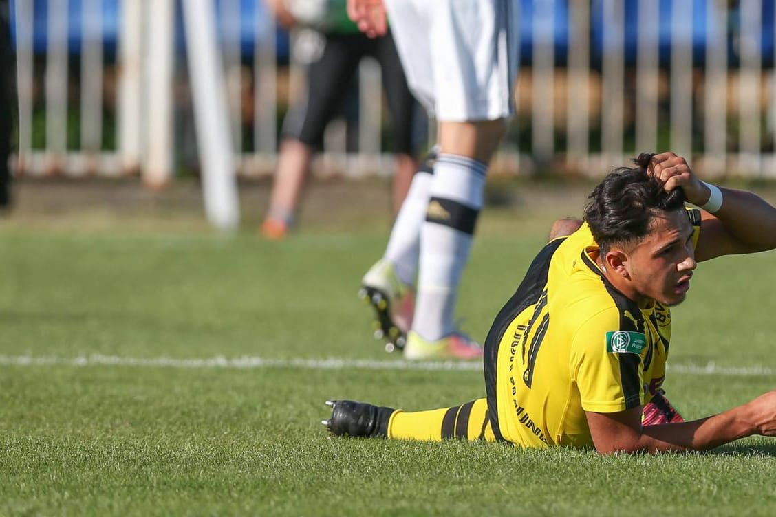 Dario Scuderi liegt nach seiner schweren Verletzung geschockt am Boden.