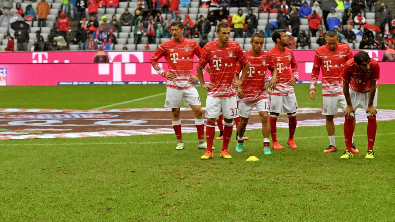 Die Bayern-Spieler machen sich gegen Ingolstadt auf dem lädierten Rasen warm. Die Bayern-Spieler machen sich gegen Ingolstadt auf dem lädierten Rasen warm.