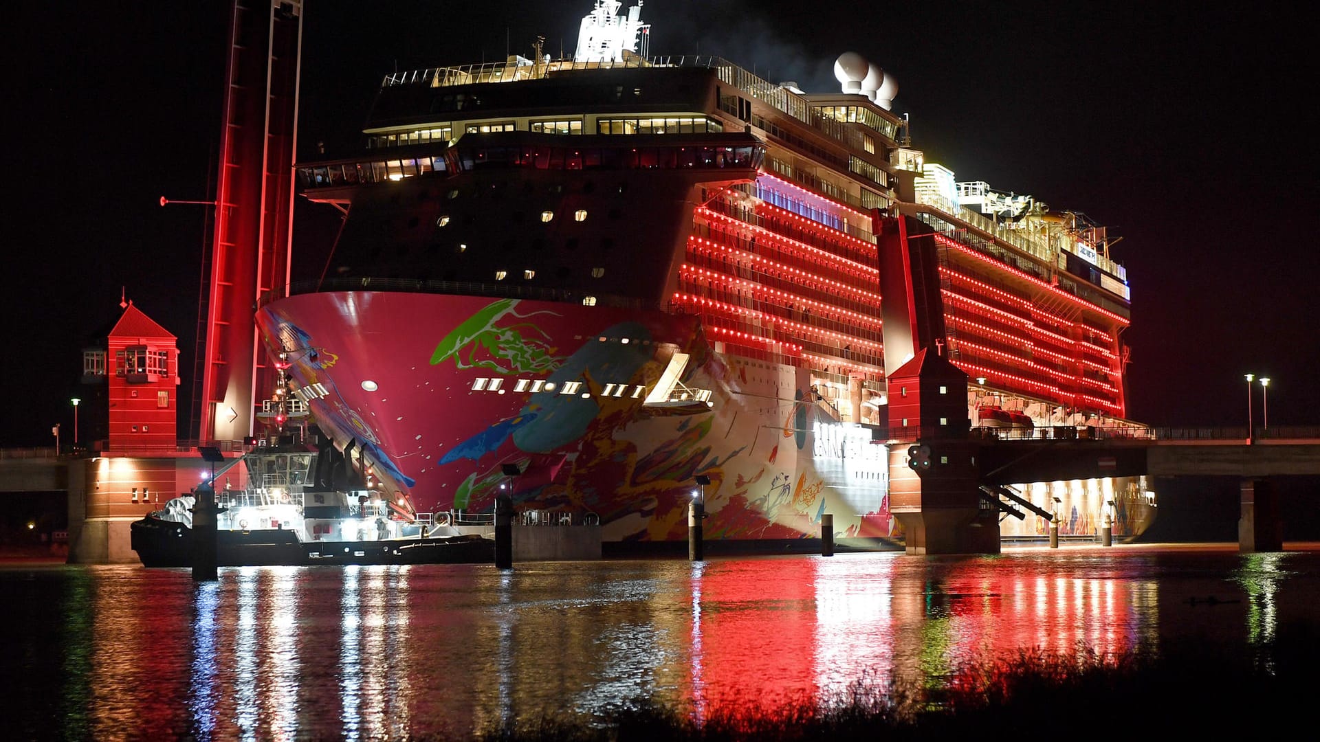 Immer ein Highlight bei Emsüberführungen: Die "Genting Dream" passiert die Jann-Berghaus-Brücke in Leer, höchste Präzision ist hier gefragt.