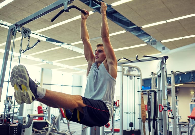 Hoch die Beine: Auf diese Weise lassen sich Bauch- und Oberschenkelmuskeln hervorragend trainieren.