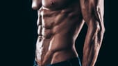 Dieser Anblick macht Frauen schwach: Die V-Muskeln an der Leiste und den seitlichen Oberschenkeln zeigen genau in die Mitte. Und was hat der Mann dort?