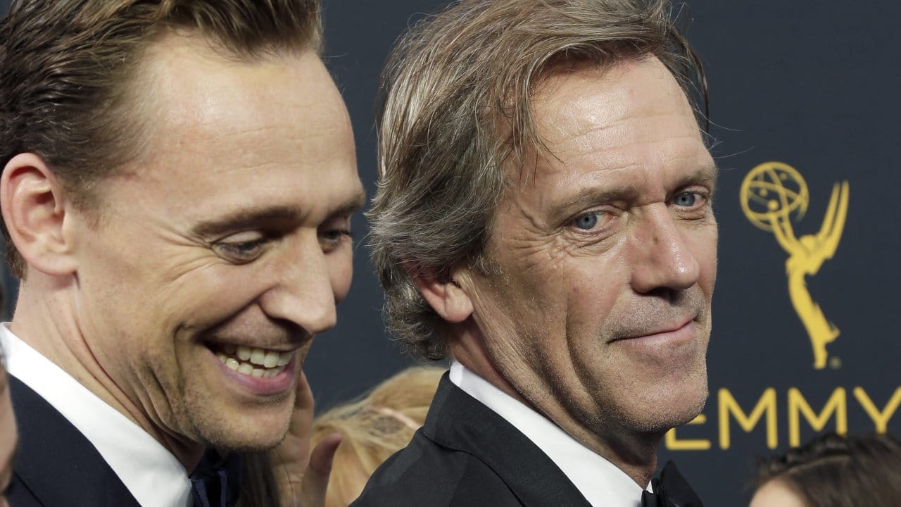 Tom Hiddleston (l) und Hugh Laurie spielen die Hauptrollen in der prämierten Miniserie "The Night Manager".