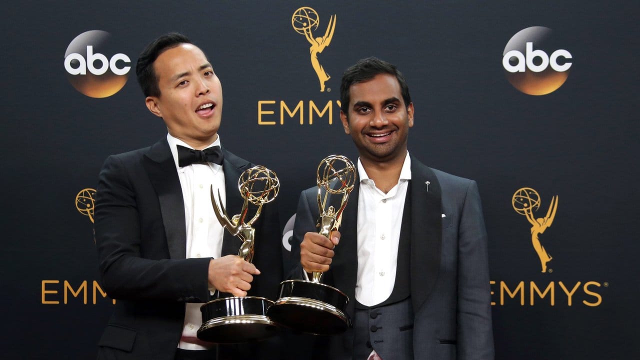 Aziz Ansari (r) und Alan Yang wurden für das Drehbuch zur Dating- und Ethno-Comedy "Master of None" ausgezeichnet.