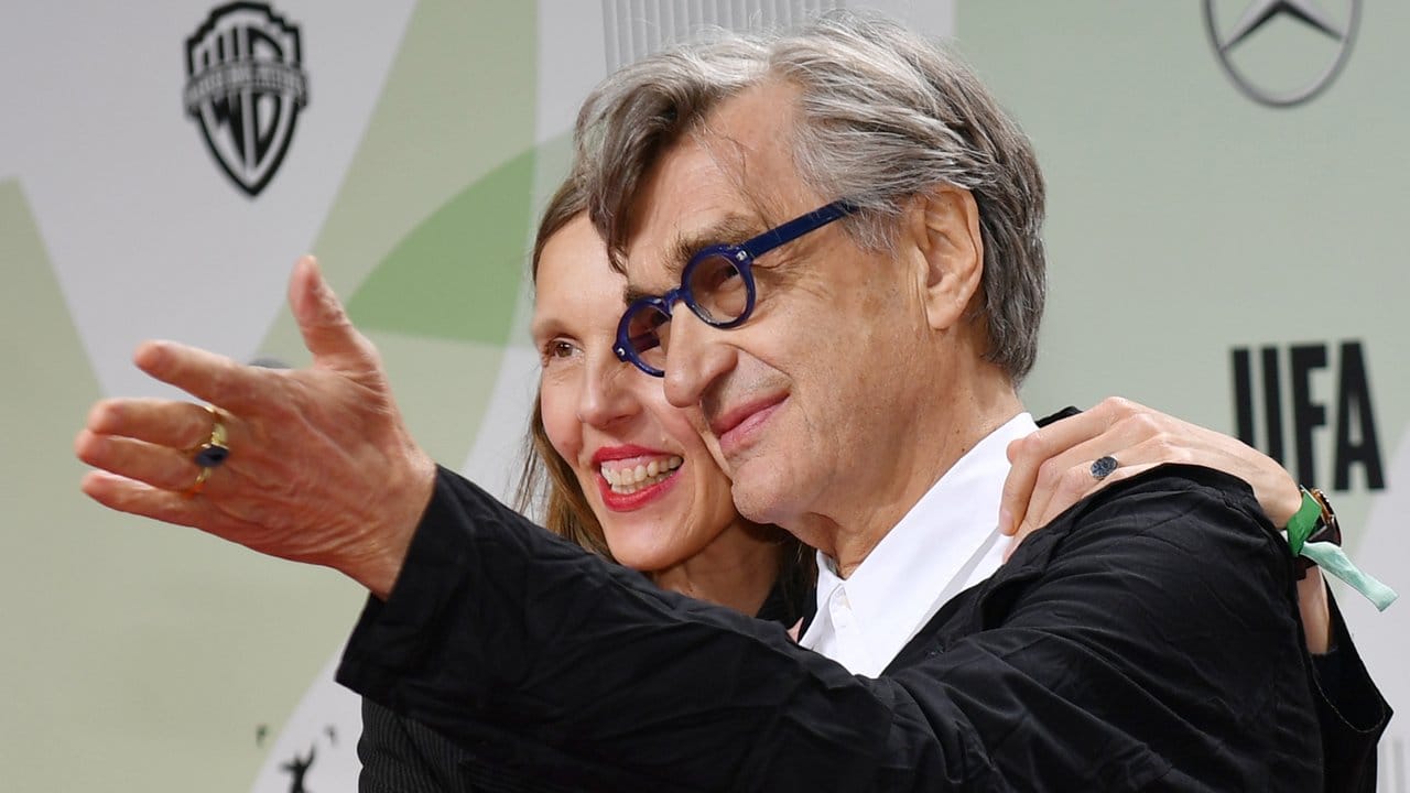 Regisseur Wim Wenders ist mit seiner Frau Donata in das Theater des Westens gekommen.